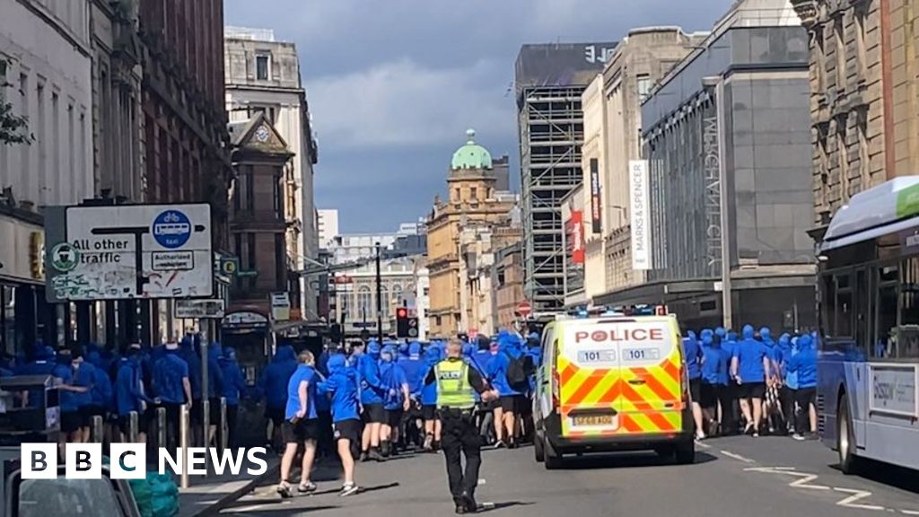 Police move Rangers fans away from Trongate ahead of Celtic march