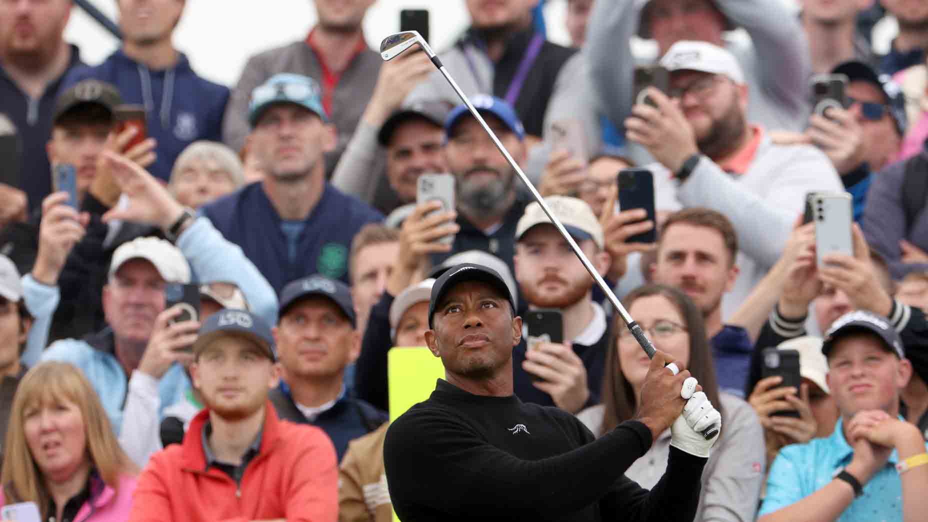 Tiger Woods walked into Open locker room, pro says. Then he 'flexed'